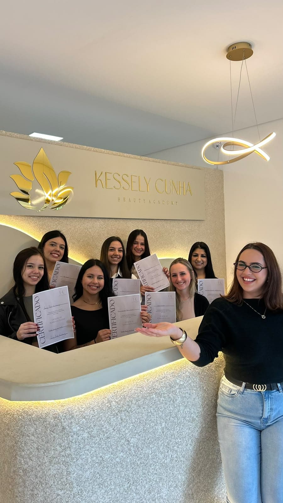 Alunas com certificados no Studio Késsely Cunha